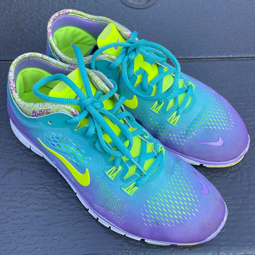 Beautiful size 7 women’s Nike free TR fit 4; in lavender and teal color.